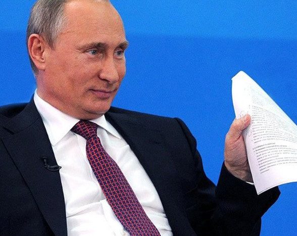 Путин подписал закон, смягчающий наказание за лайки и репосты в соцсетях