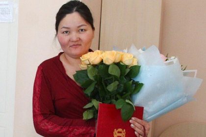 Россиянку, родившую ребенка в первые минуты года, обязали заплатить налог на подаренные ей цветы
