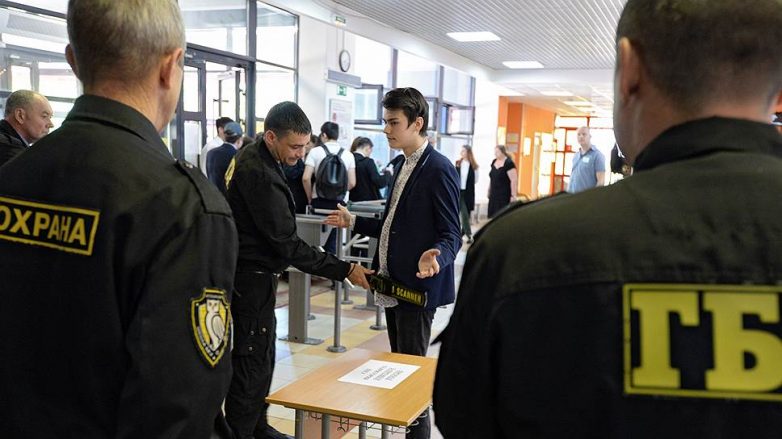 Кто и как обеспечивает безопасность российских школ?