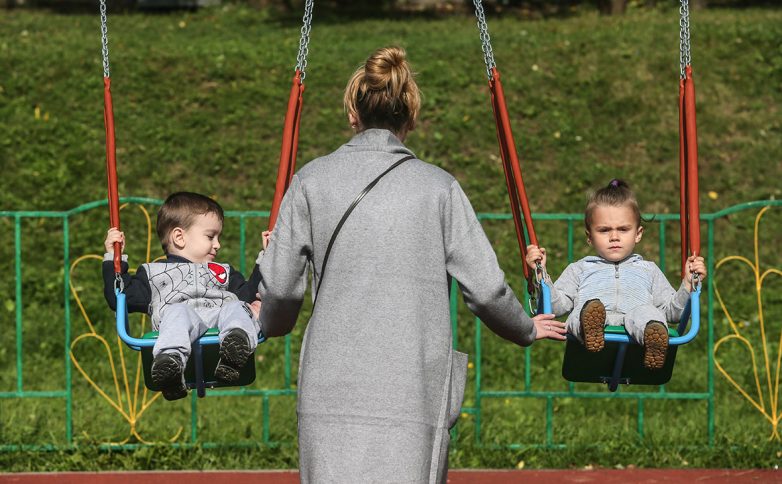 Медведев предложил увеличить детские пособия