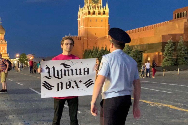 Блогера Соколовского задержали у стен Кремля с плакатом «Путин лох»