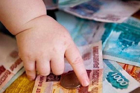 В России принят закон о выплате детских пособий до трех лет