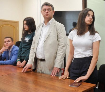 Сестер Хачатурян признали жертвами убитого ими отца