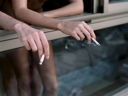 Россиянам запретили курить на балконах