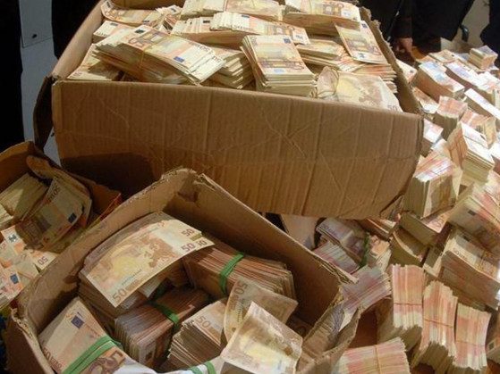 От золота и оружия до мешков с деньгами: что находили у российских чиновников при обыске