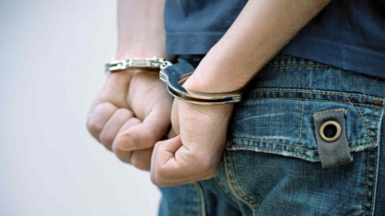Подростка, угомонившего пьяного полицейского, отправили под арест