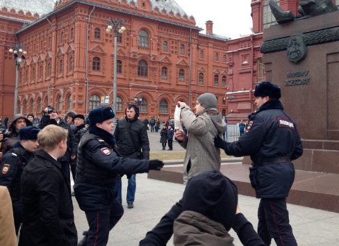 Пикетные очереди и массовые прогулки в России приравняли к митингам и запретили их финансирование из-за рубежа