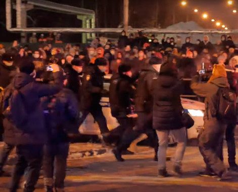 Из-за возвращения Навального полиция задержала почти 70 человек в Москве и Петербурге
