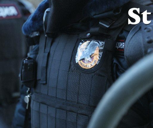 Полицейские, стоявшие в оцеплении у здания Мосгорсуда закрыли свои нагрудные жетоны