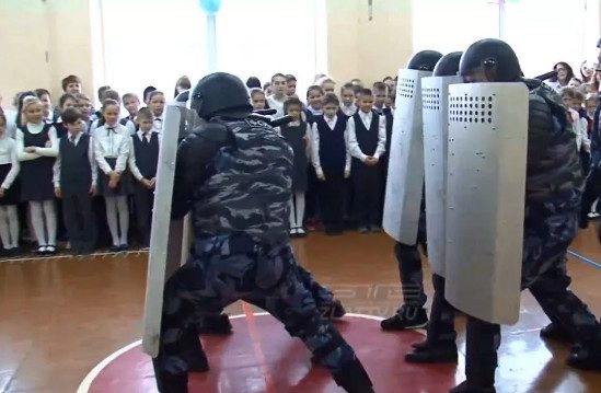 Сотрудников МВД наказали за имитацию разгона «акции протеста» в школе