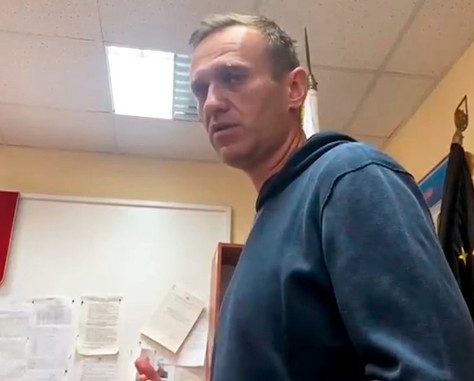 Навальный потребовал прекратить пытку бессонницей и допустить к нему врача