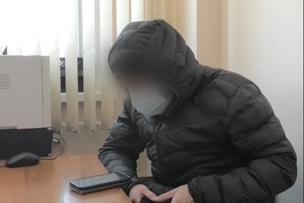 Телефонный аферист обманул россиянку прямо на глазах полицейских