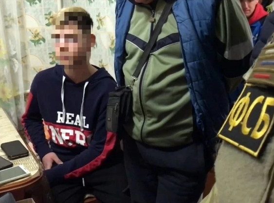 Двух подростков из Керчи посадили на 11 лет за подготовку терактов