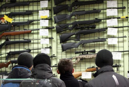 За россиянами, решившими приобрести оружие хотят установить слежку ФСБ и МВД