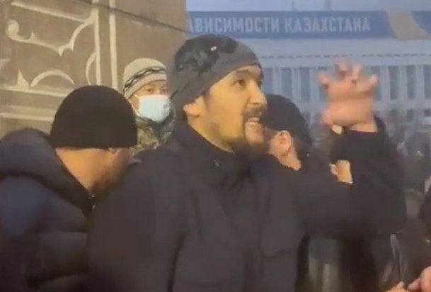 Как криминальный авторитет Арман Дикий стал лидером протестов в Казахстане?