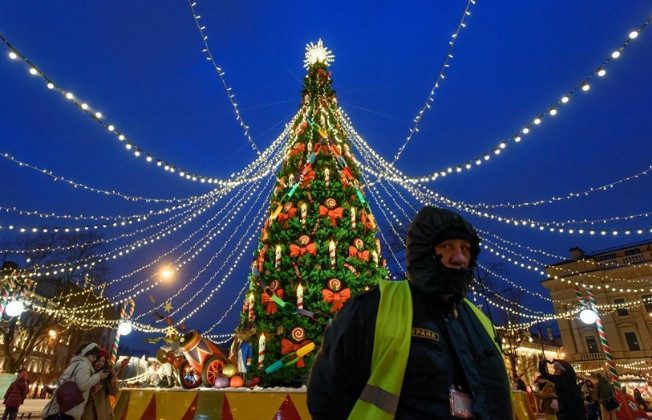 Как чиновники «осваивают» сотни миллионов рублей на новогоднем оформлении городов