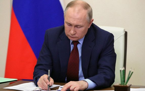 Путин подписал закон о штрафах за отождествление СССР с нацистской Германией