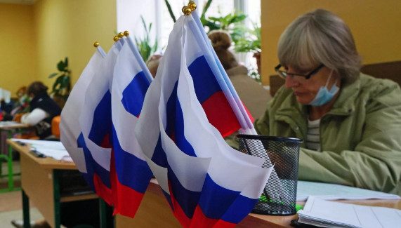 Одобрены изменения в законы о флаге и гимне России