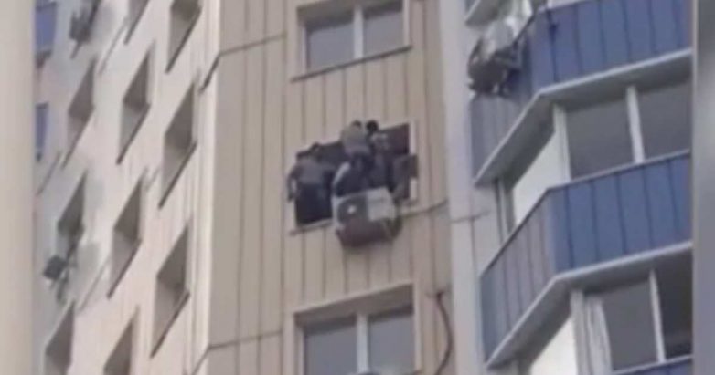Иностранцы вылезли в окно, спасаясь от вымогателей