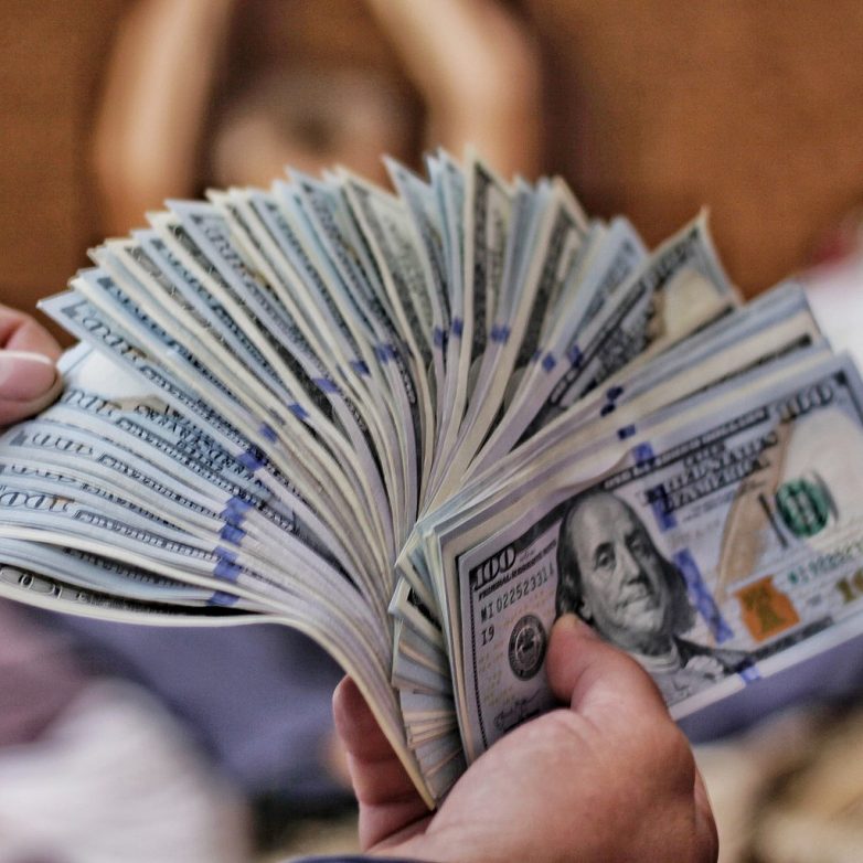 Мужчина обменял в здании банка 85 000 000 рублей и получил фальшивые доллары