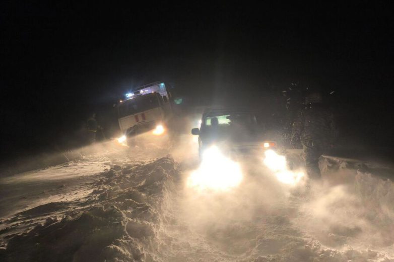 Сотни водителей оказались в снежном плену в Саратовской области. Без еды, бензина и помощи