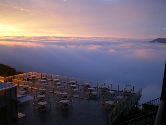 7 метров над уровнем неба: японская терраса, взмывшая над облаками