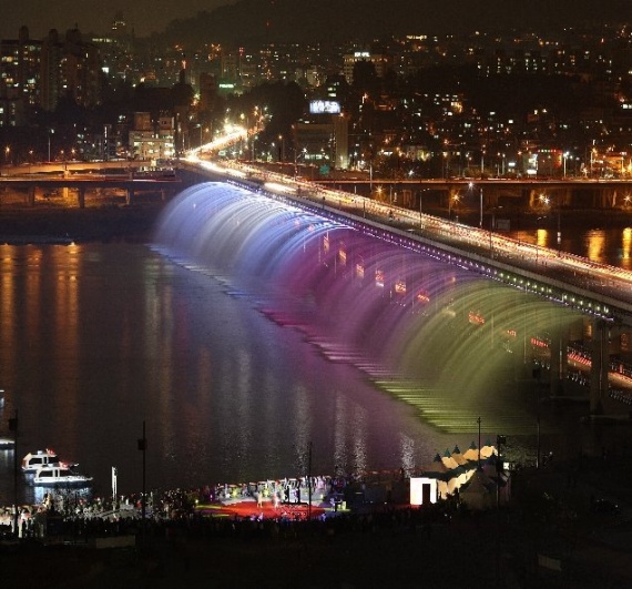 Инопланетный мост Банпо в Южной Корее
