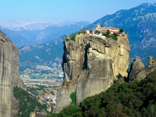 Вдали от мирской суеты: 10 самых потрясающих труднодоступных монастырей мира