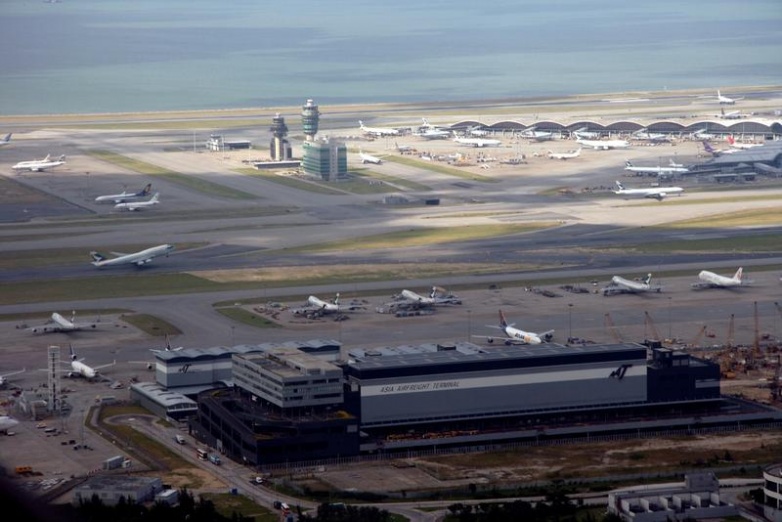 5 аэропортов мира, где самолёты летают так низко, что до них можно дотянуться рукой!