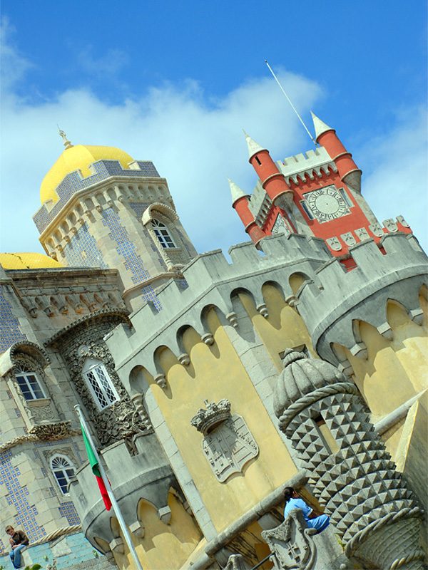 Уникальный дворец Пена в Португалии