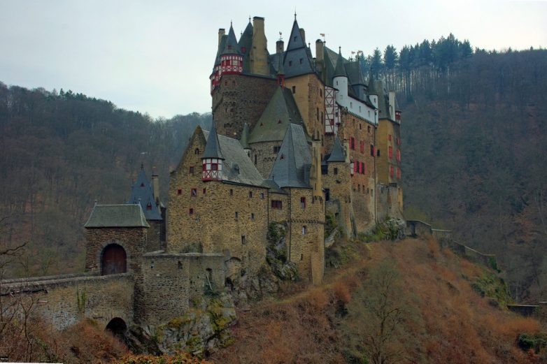 Неприступная твердыня: история замка Эльц