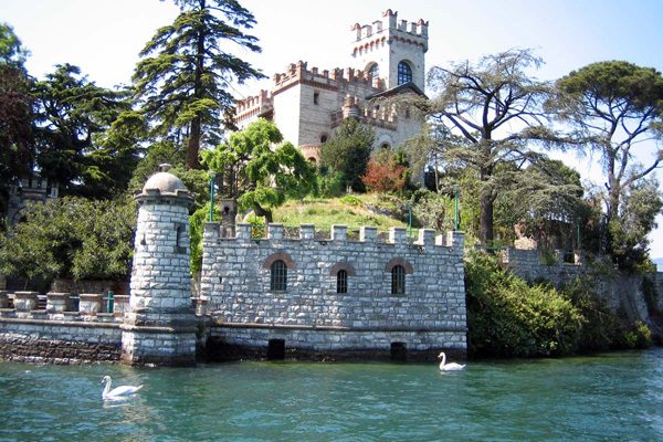 Замок Лорето — жемчужина на воде