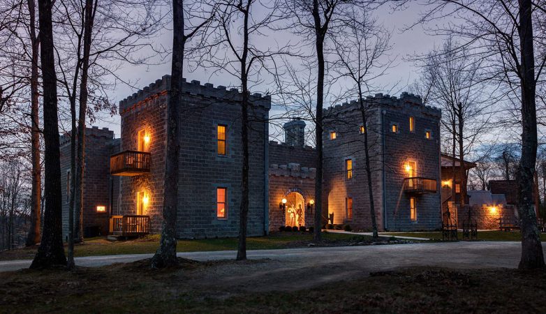 15 потрясающих старинных замков, в которых можно пожить, и это не шутка!