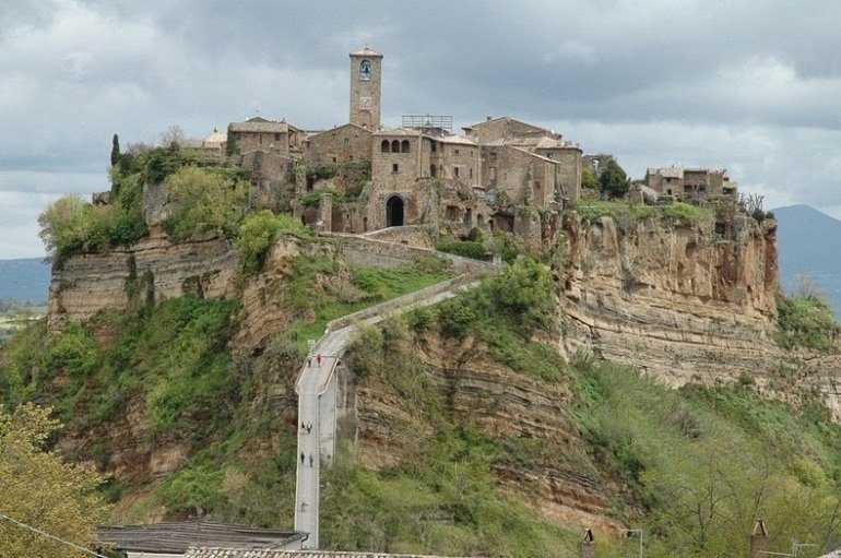 Чивита-ди-Баньореджо — уникальный город на скале