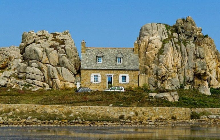 Очаровательный Дом между скалами