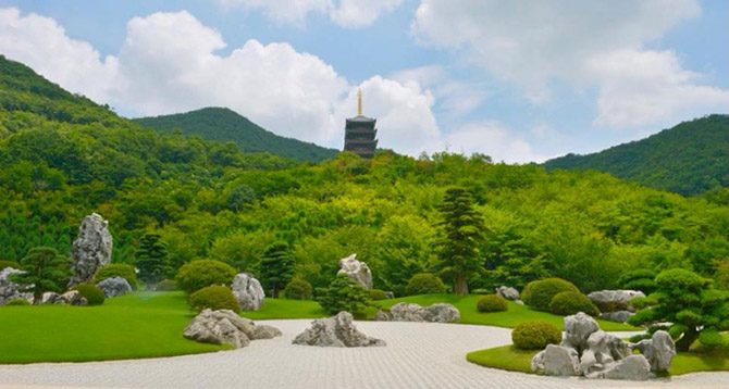 Красочный и яркий японский сад