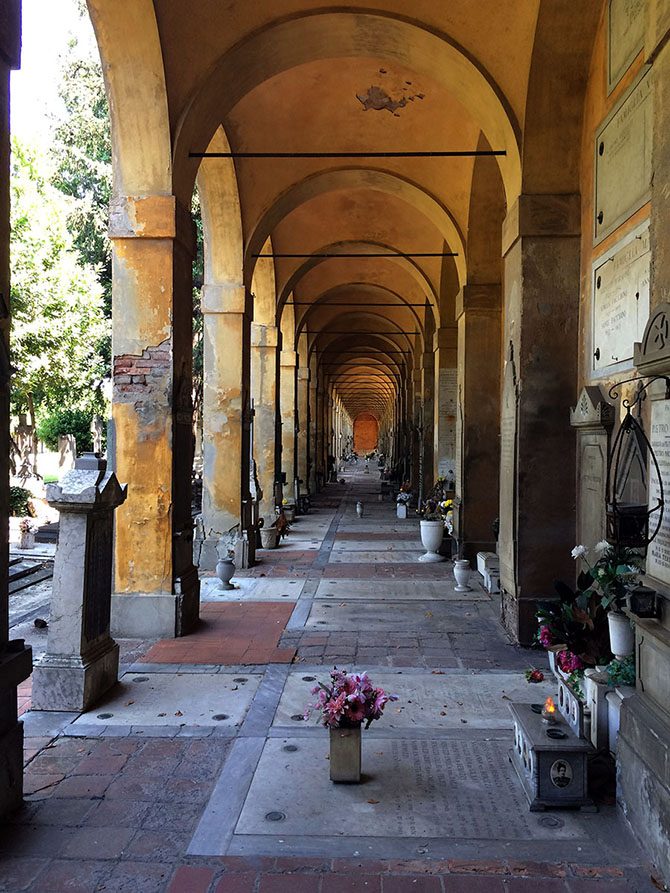 Монументальное и прекрасное кладбище в Болонье