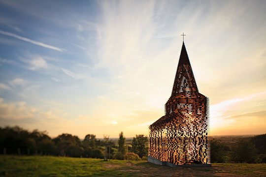 Свет и тень: прозрачная церковь в Бельгии
