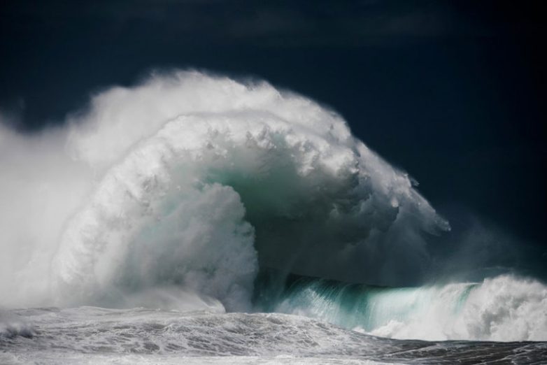 Грозная и прекрасная мощь океанских волн