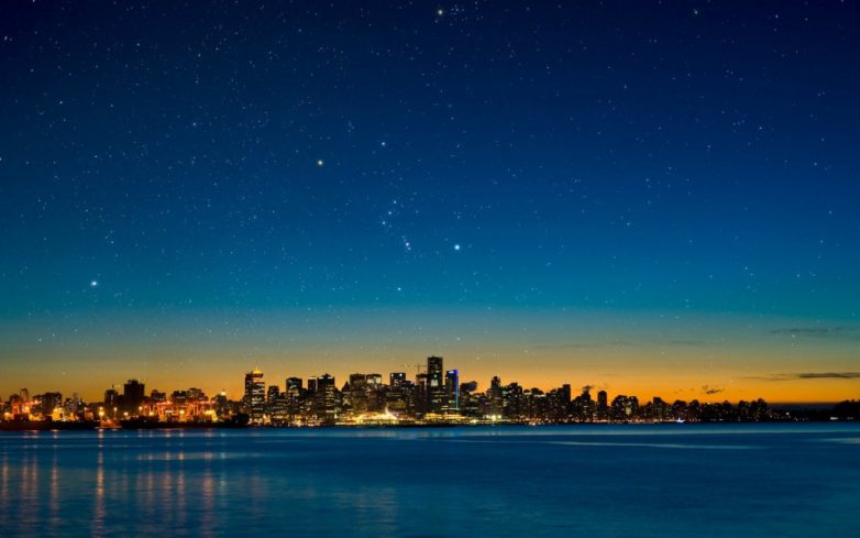 Невероятной красоты силуэты городов на фоне ночного неба