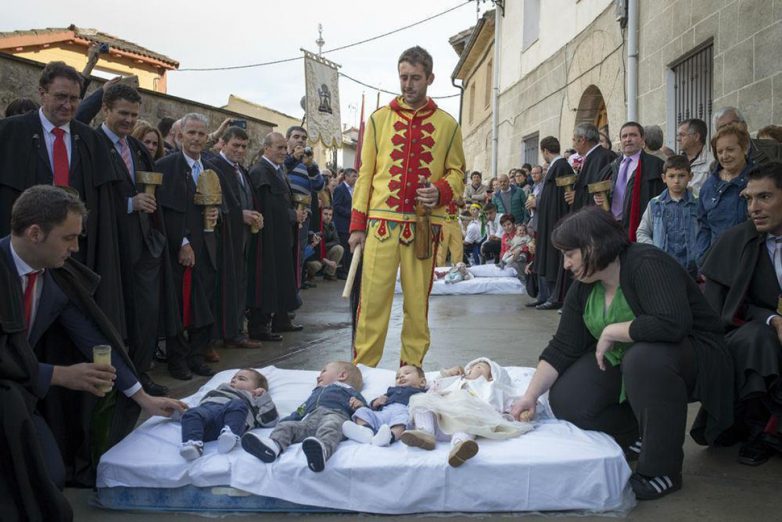 Старинный испанский обычай прыгать через младенцев: с чем он связан