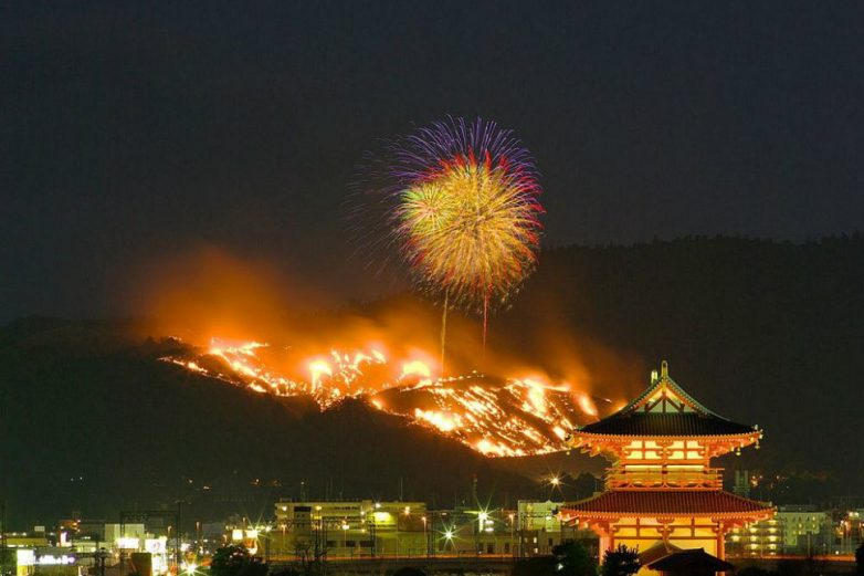 Зачем японцы поджигают гору?