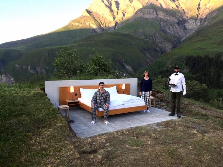 Без окон, без дверей, без стен и потолка: самый необычный отель в Альпах