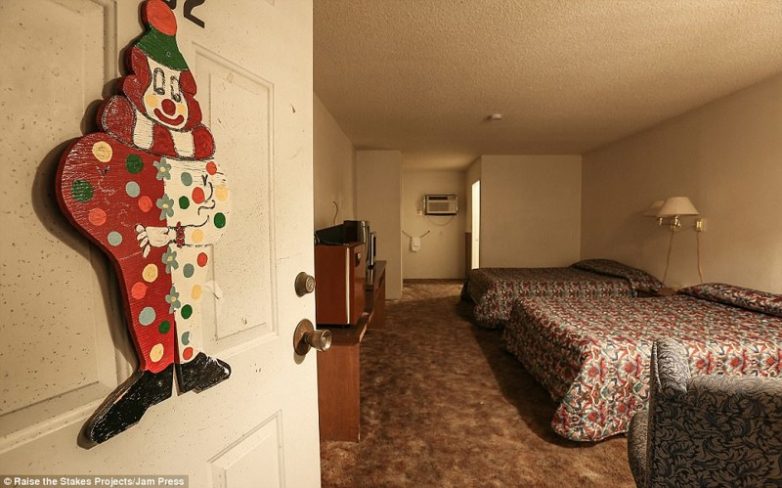 По-настоящему жуткий мотель клоунов в Неваде