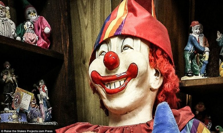 По-настоящему жуткий мотель клоунов в Неваде