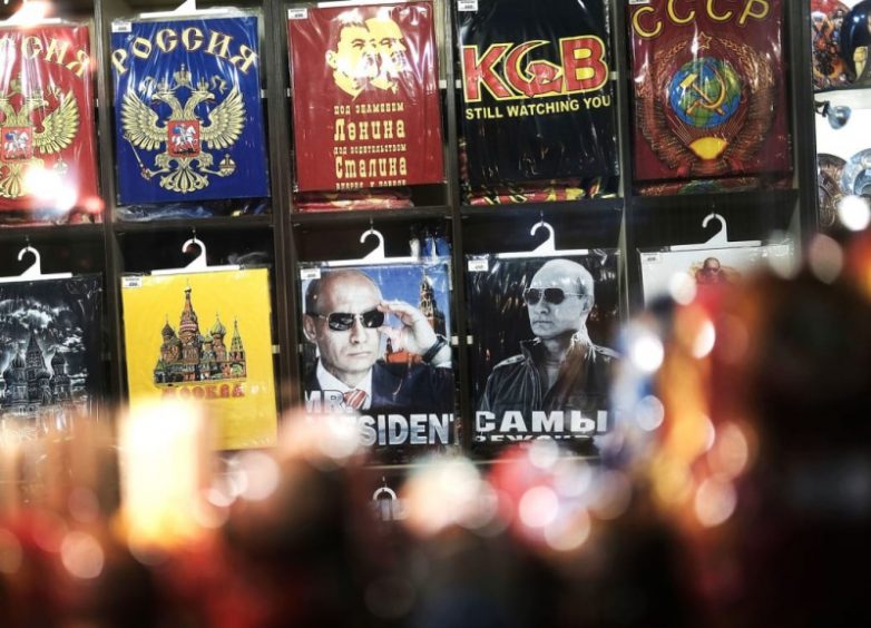 Культурный шок: что предлагают российские сувенирные лавки иностранцам