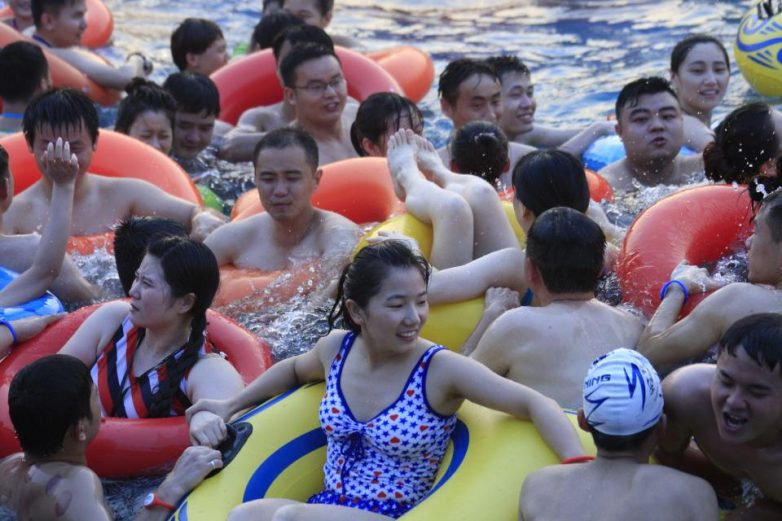 Аквапарки в Китае: когда людей больше, чем воды