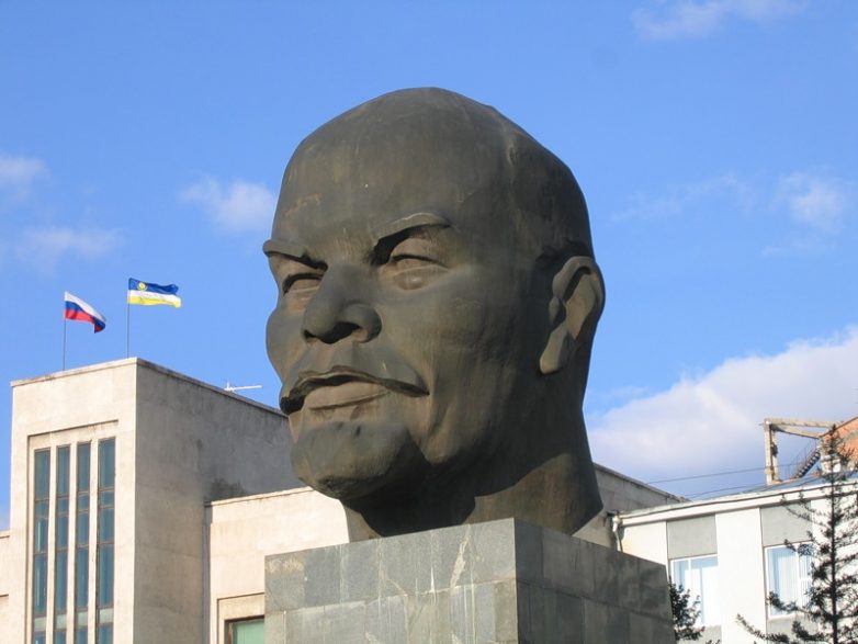 Байкал, рекордная голова Ильича и немного буддизма: гид по Бурятии