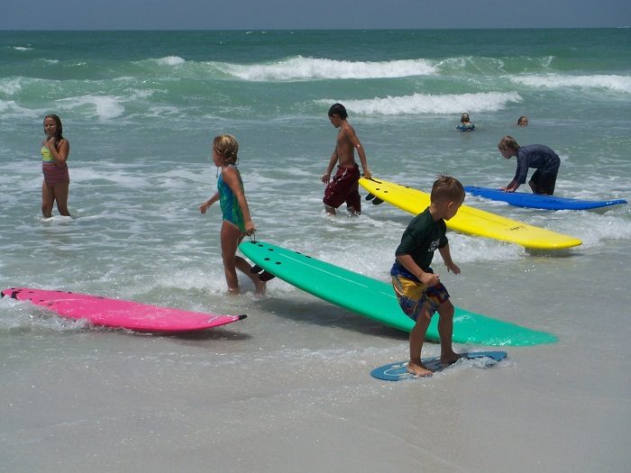 Чёрная зависть: сёрфинг и другие предметы, которые изучают школьники в разных странах
