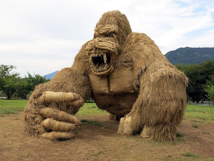 Фантастически реалистичные скульптуры из соломы с японского фестиваля